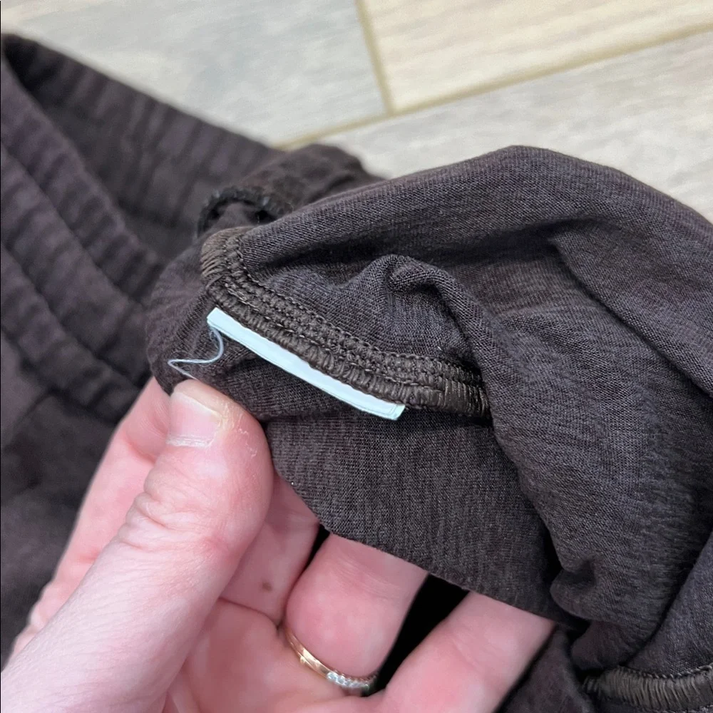 Vuori Halo Essential Wideleg Pant in Raisin Heather Brown Size Medium? - Picture 6 of 12